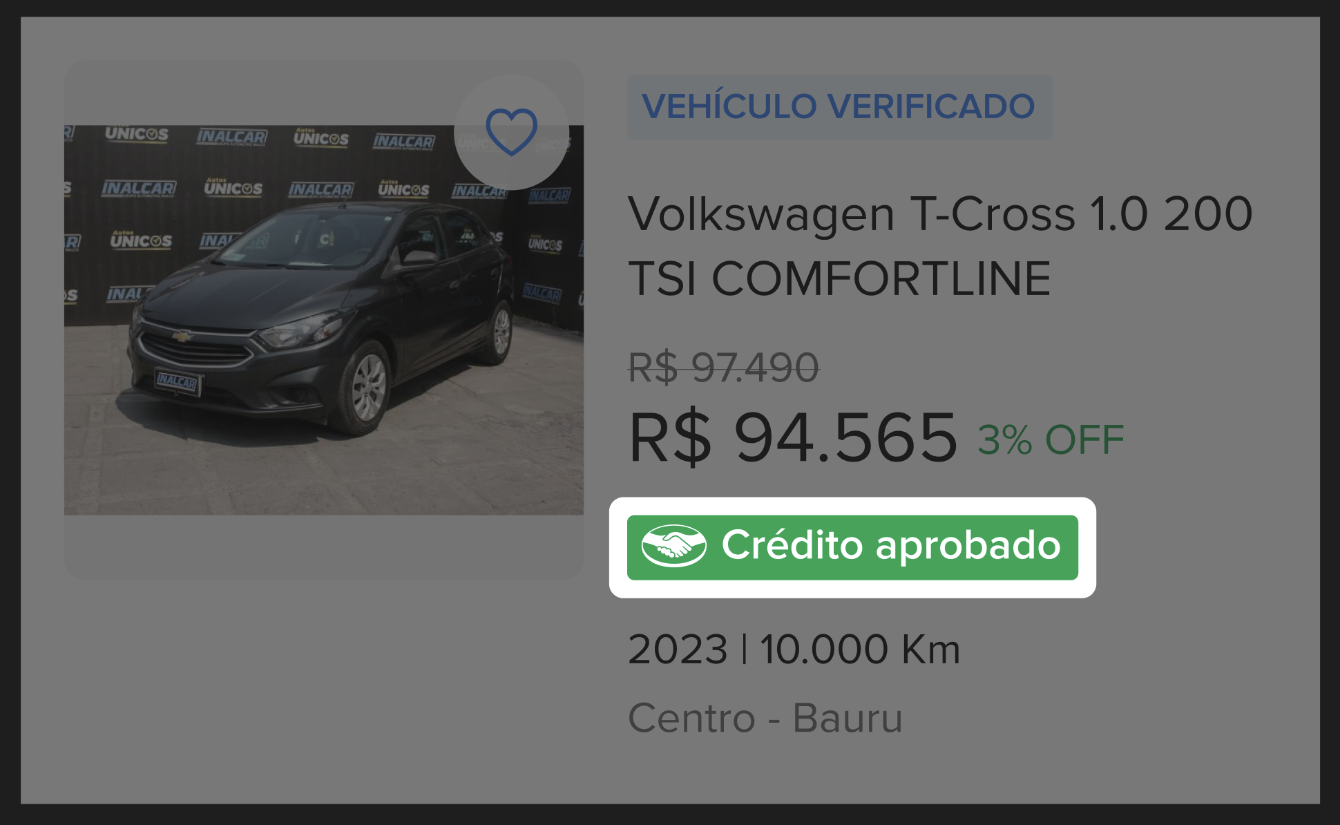 Vehicle listing card with the Crédito aprobado tag highlighted and the surrounding content dimmed.